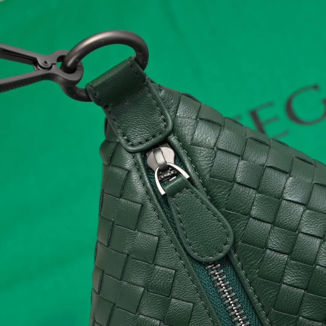 Batch 1260 BV classic women's hand-held shoulder crossbody bag, made of imported sheepskin purely hand-woven, lined with pigskin, equipped with original matte hardware, with long shoulder straps that can be adjusted in length, impeccable workmanship, top-notch craftsmanship, focusing on high-end quality, the first choice for product identification, real-life pictures 👉🏻The color is great👍 Size: 28*18*14 Model: 9843